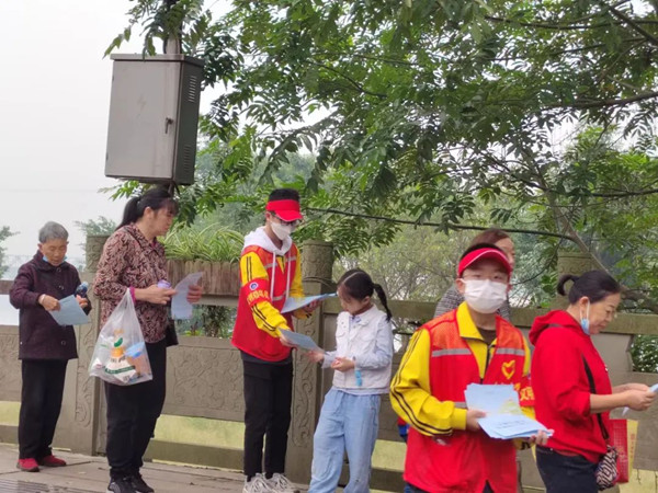 夹江中学志愿者服务队开展创建文明城市宣讲活动
