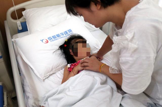 商场玻璃门有安全隐患 女童手腕被夹