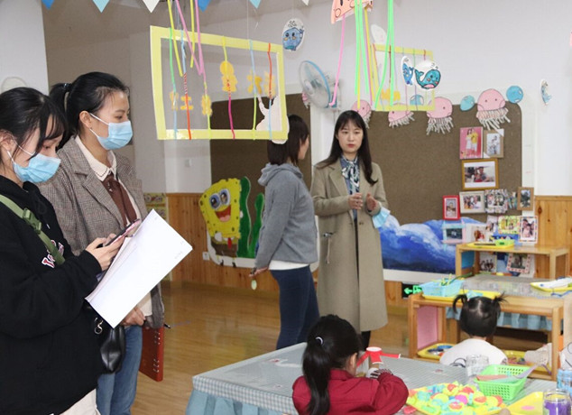 成都成华区幼儿园博士工作站开展区角活动创设培训