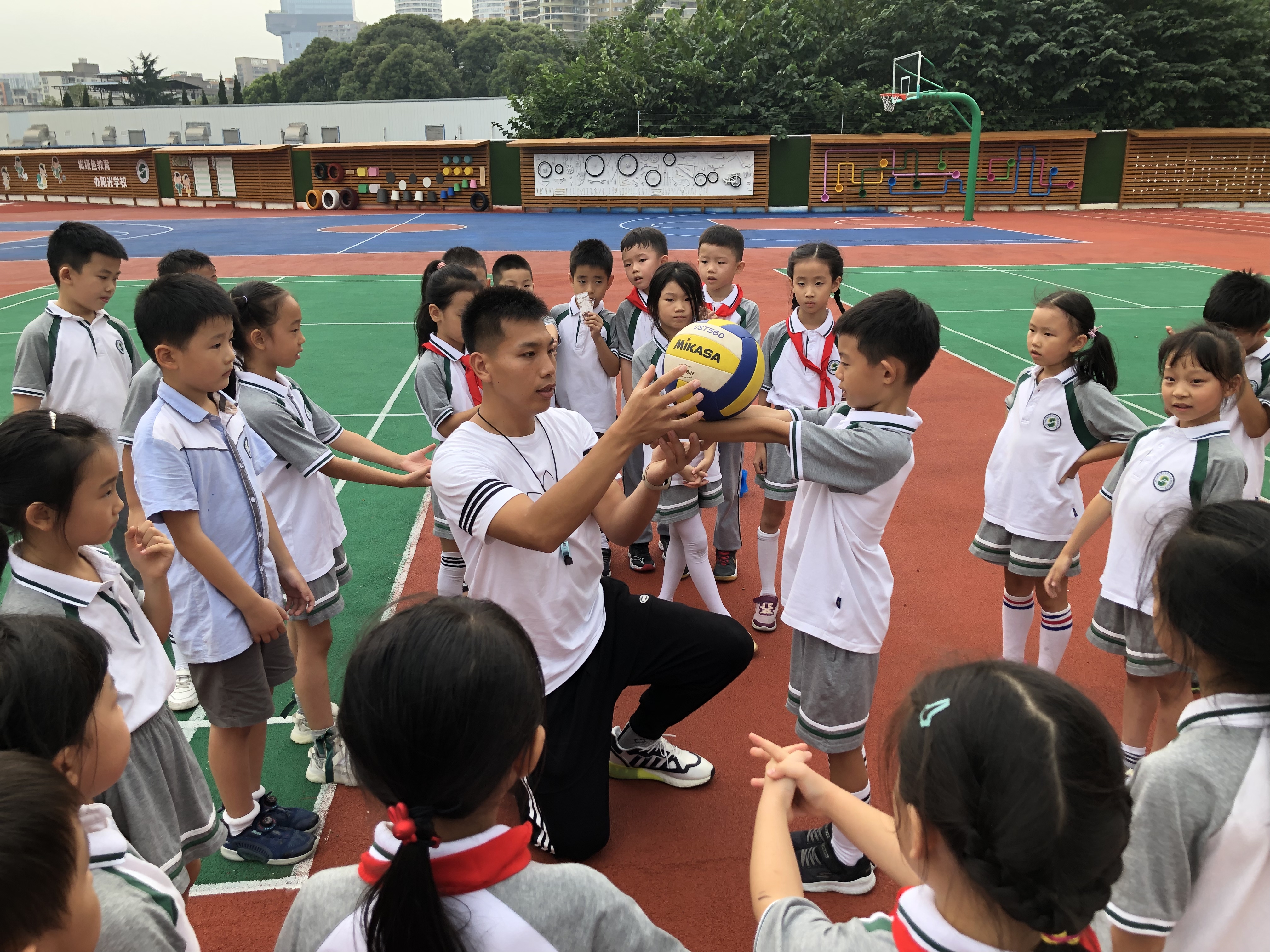 学校行动 | 体验“博物馆奇妙夜”、开设亲子课程，这所学校的课后服务花样多 |聚焦“双减”落地·学校行动