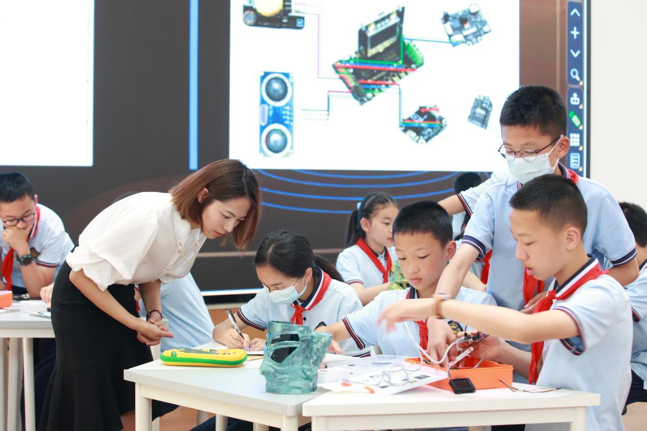 成都市石笋街小学教育集团：开设人工智能普及课，引入智慧作业管理平台