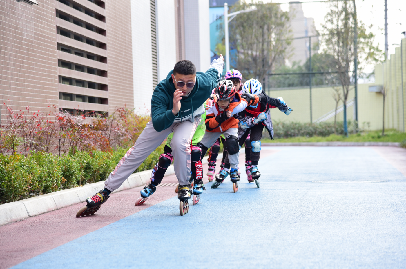 新都区“90后”“速滑大咖”掀起校园“轮滑热”