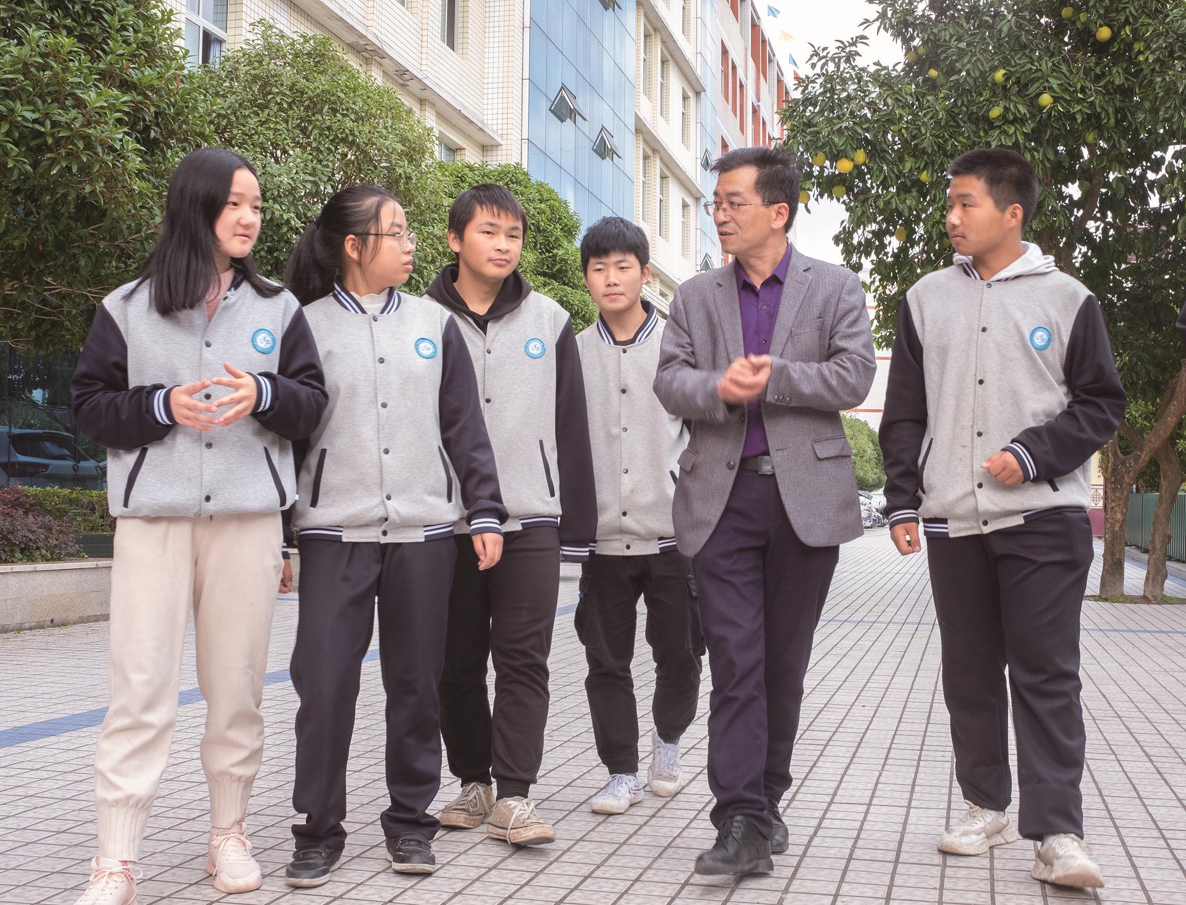 何锡文:留守学生的“何爸”