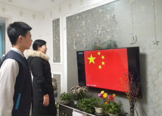 高县硕勋中学：战“疫”中的特殊升旗仪式