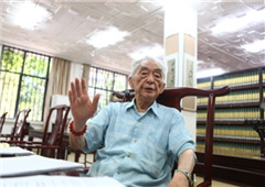 川大老教授图书馆阅读照走红