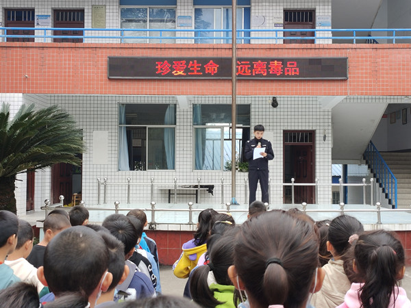 夹江县青州中小学开展“法治进校园”专题讲座