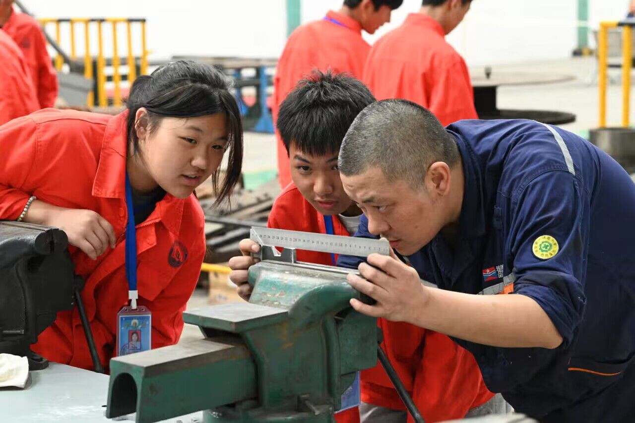 乐山市沙湾职中组织师生进企业观摩职工技能大赛