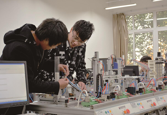 高校的“围墙”推倒以后 ——成都工业学院向应用型本科院校转型发展观察