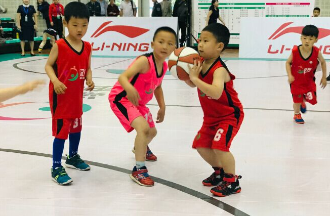 500名幼儿园篮球小将赛场争锋,“燃”爆全场!