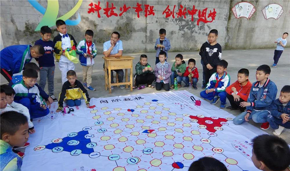 操场上学棋、花园里识模型,泸县一农村学校处处充满“科技创新”