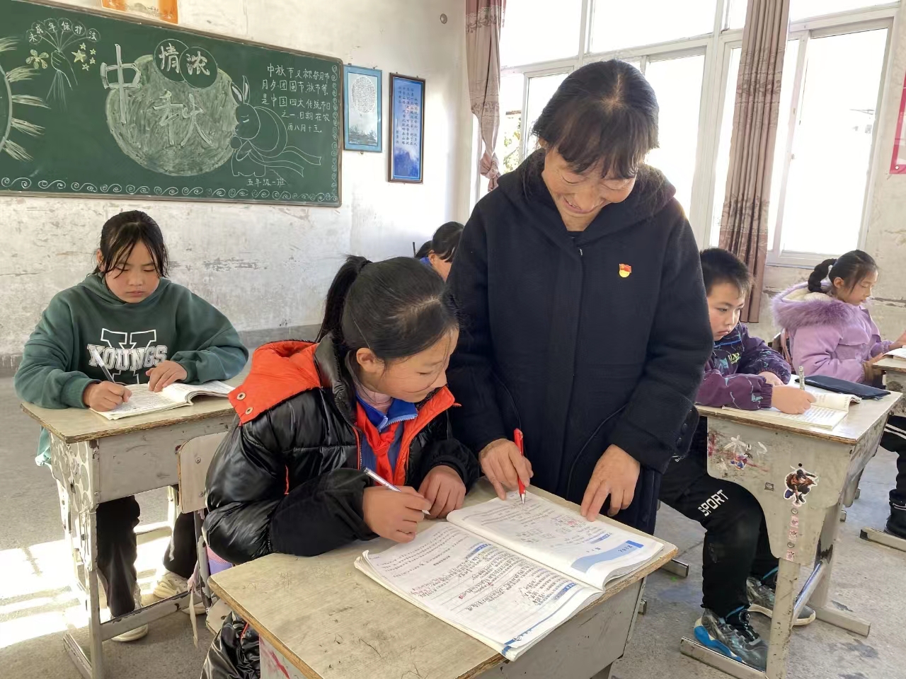 青川县茶坝小学教师韩加会：让大山里的孩子变成金凤凰
