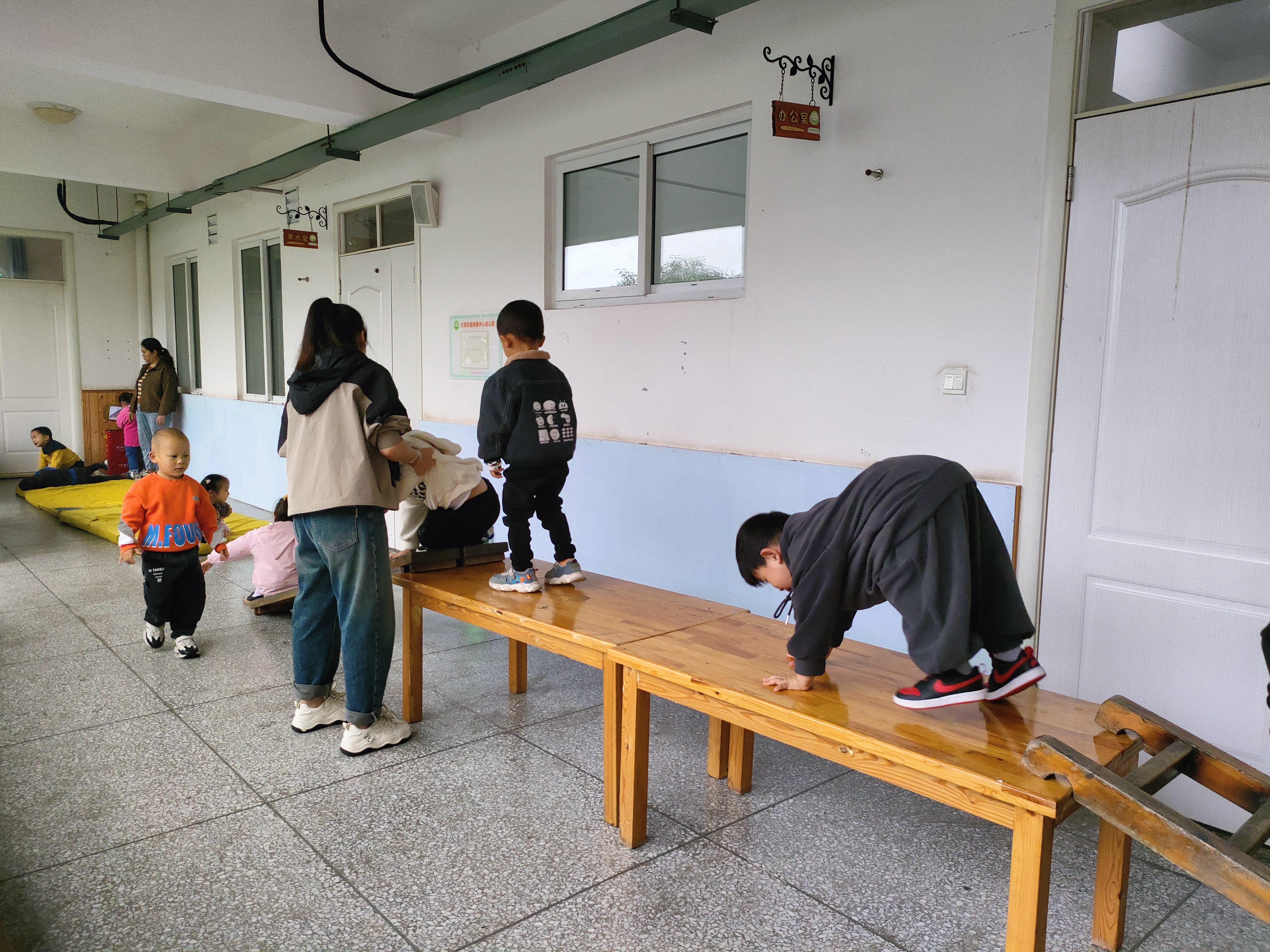 乐山市沙湾区福禄镇中心幼儿园开展室内体育活动
