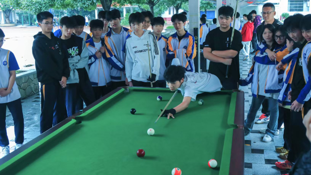 眉山映天学校：中式台球赛解锁师生互动新模式