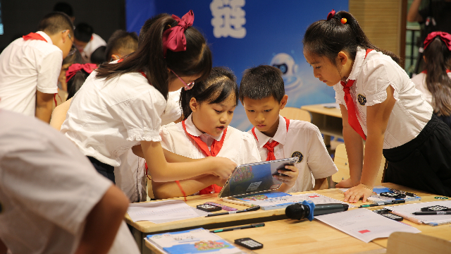 成都市龙江路小学第20届教学节展示“AI进课堂”实践成果——AI当“助教” 课堂“活”起来