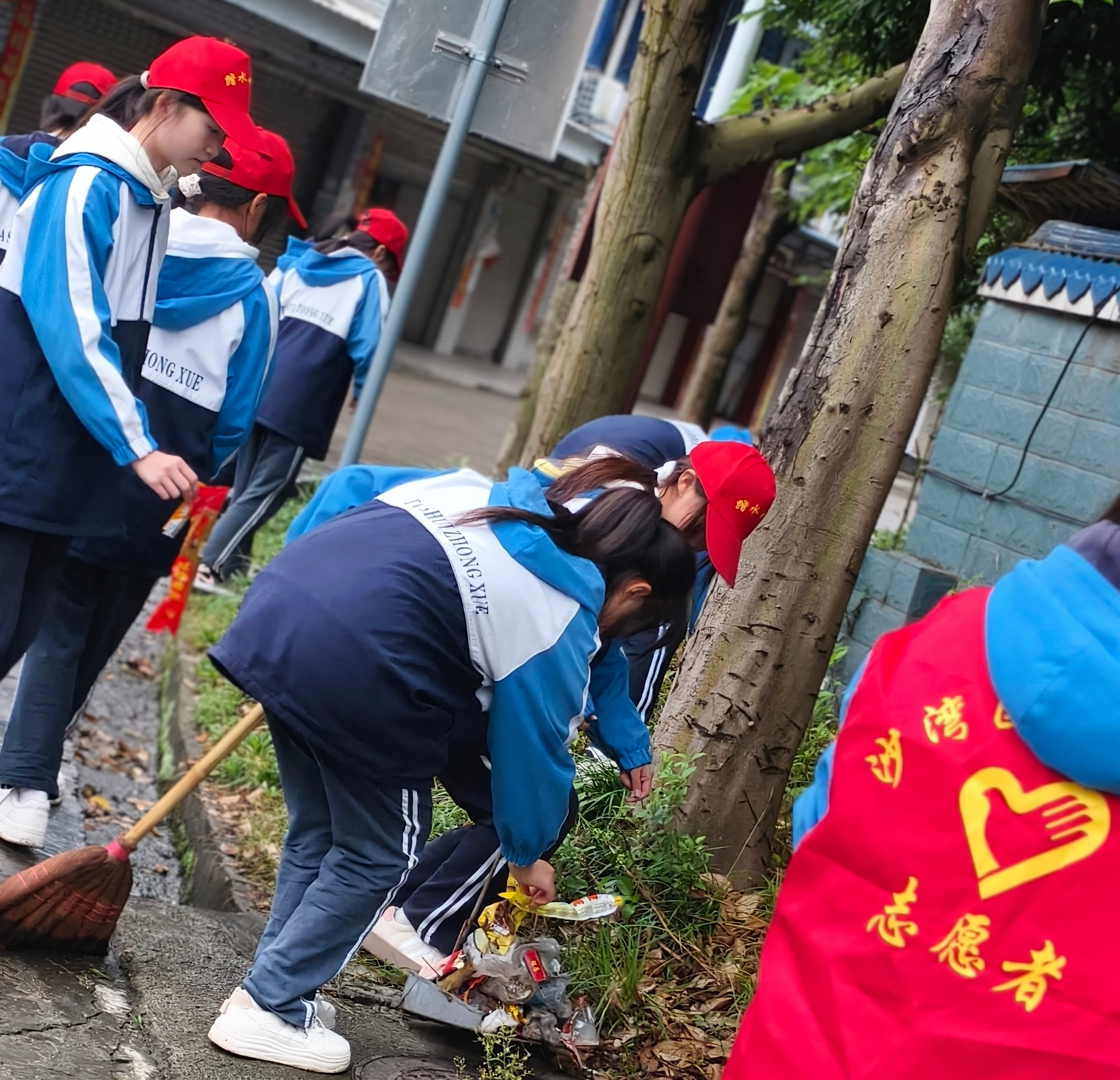乐山市沙湾区踏水中学组织师生开展志愿服务活动
