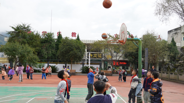 雷波县黄琅镇马湖小学:器材进班级 课间“动”起来