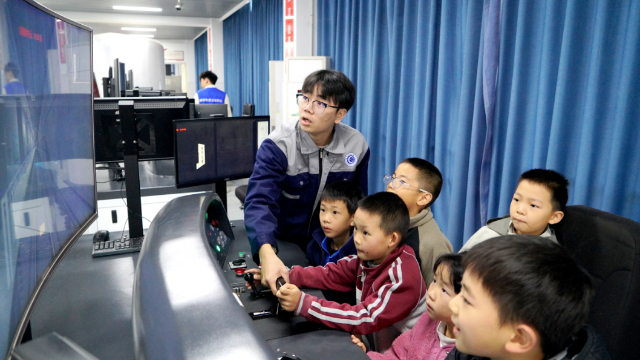 沉浸式体验铁路文化，四川铁道职业学院开展教职工子女秋假主题实践活动