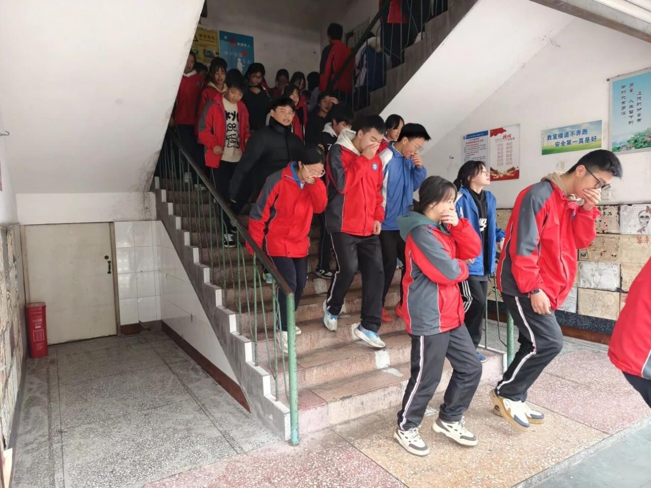 乐山市沙湾绥山初级中学举行消防应急疏散演练