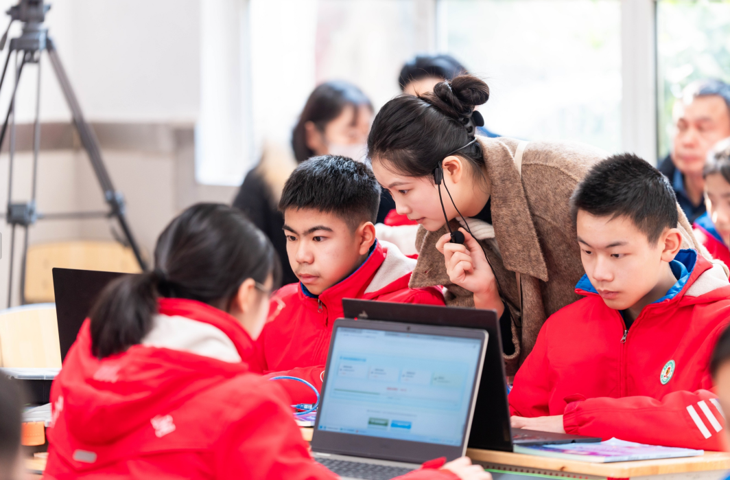 共探AI赋能教育新路径,四川省基础教育“网链共享计划”AI赋能教学专项研讨会在蓉举行