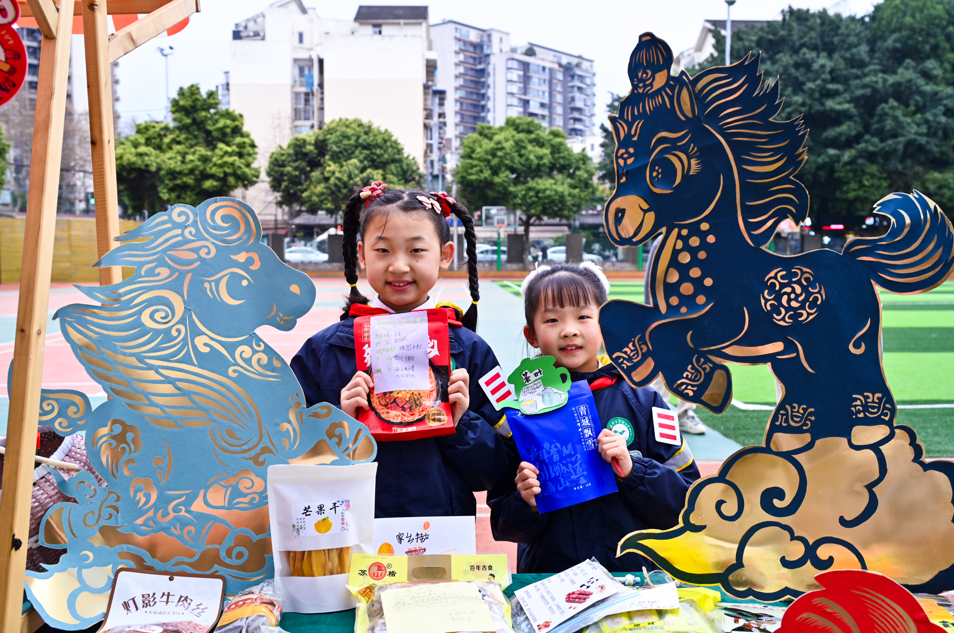成都市草堂小学西区分校:迎新市集,把“家乡味”带进校园