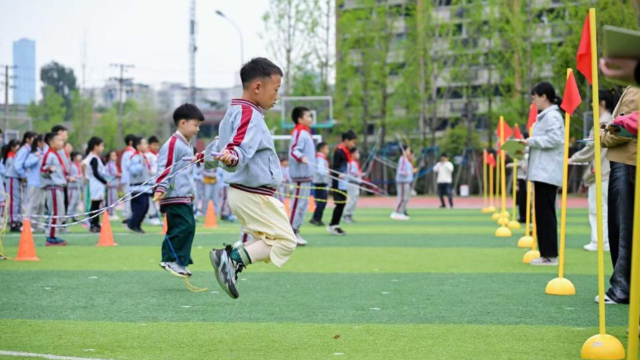 少年童心燃赛场，成都市望江楼小学举行春季运动会