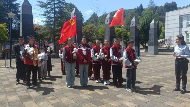 彭州市北城小学:党旗下,为英烈折支小白花