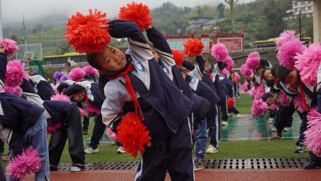 古蔺县实验小学校:啦啦操“接地气”进课间 全员强体魄、知家乡、增自信