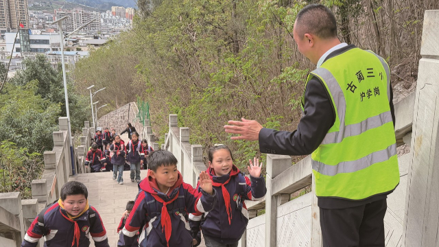 记者在一线 | 一所小学的256级“育人路”