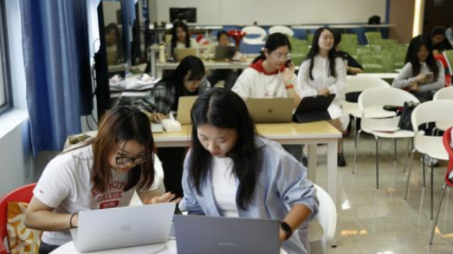 电子科技大学外国语学院举办“AI译思，智汇两会”学习两会精神主题翻译比赛