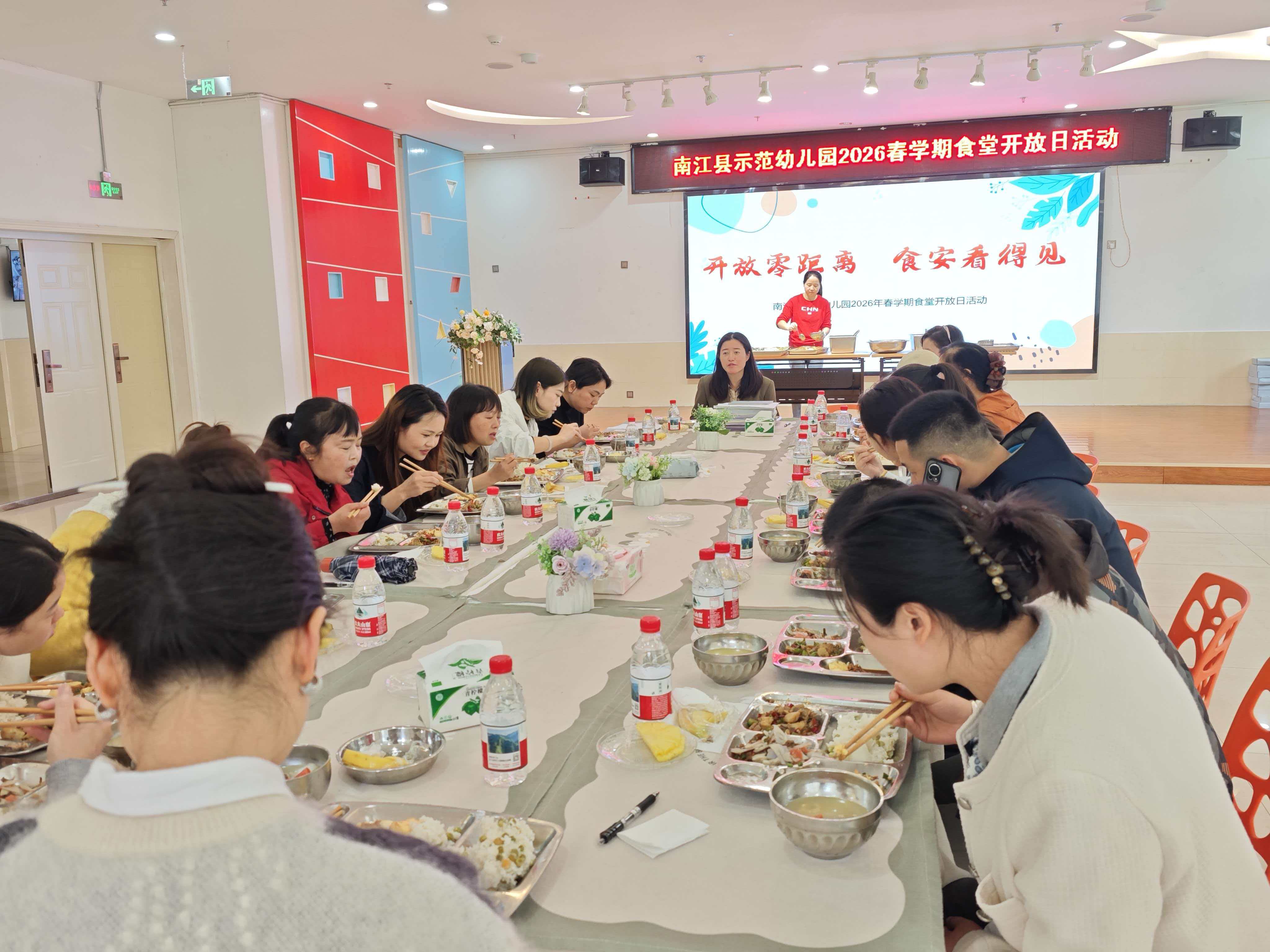 南江县示范幼儿园:食堂开放零距离 膳食监督全过程