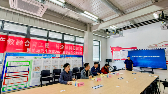 企业当“考官”、实践做“答卷”,四川科技职业学院把毕业答辩“搬”进企业一线