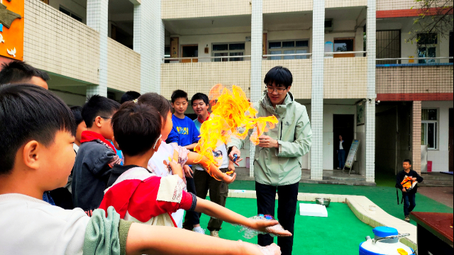 广汉市金轮第一小学举办首届校园科技节