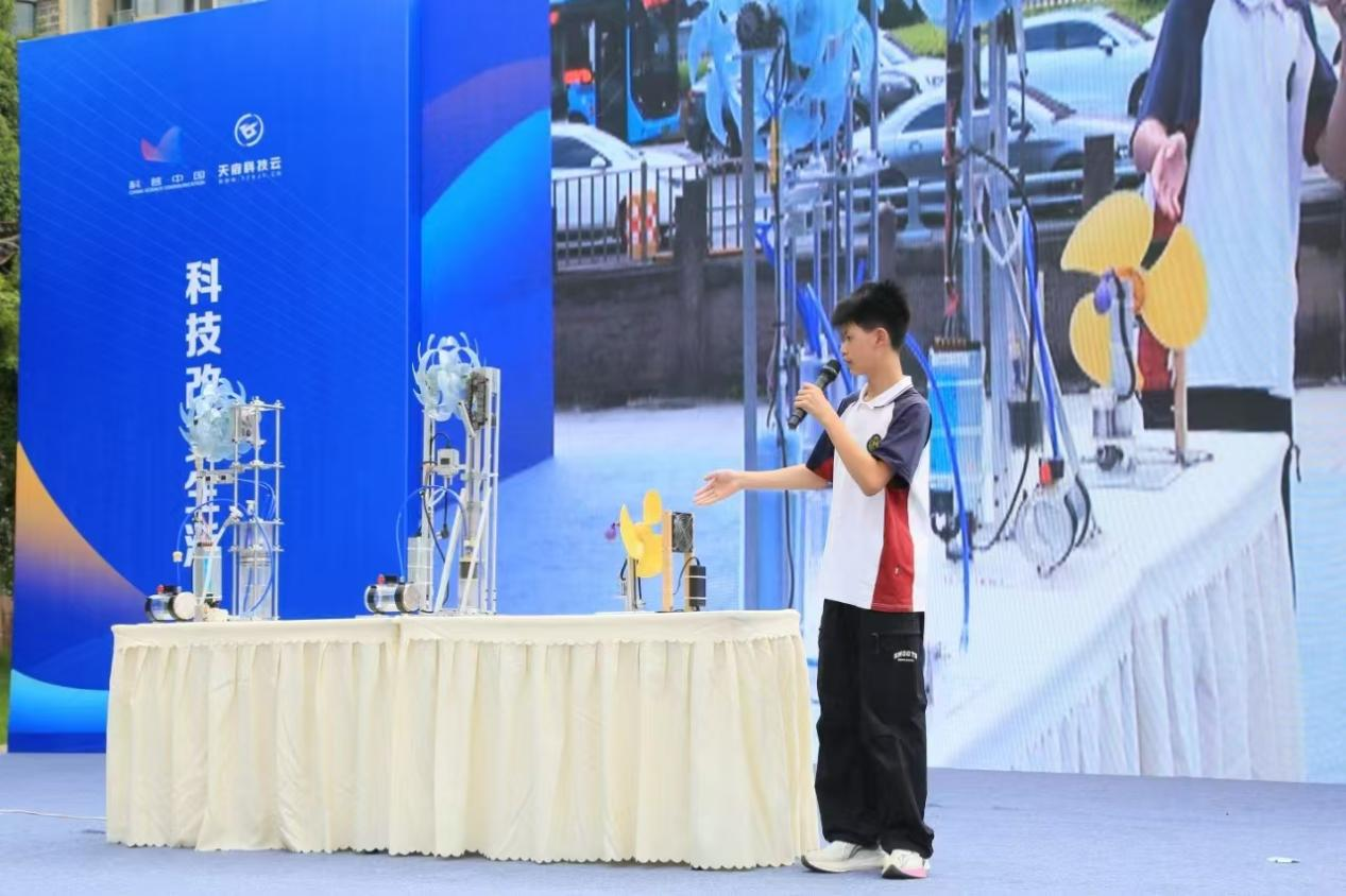 广汉市宏华外国语学校:科创教育结硕果