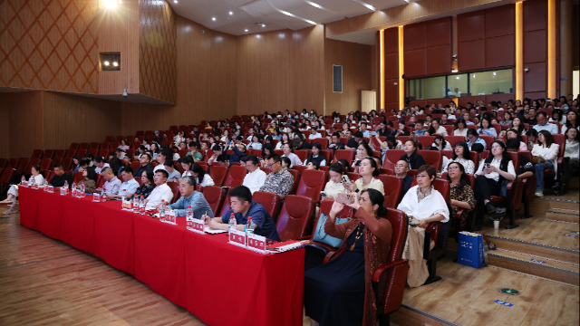 成都市2026年度基础教育“网链共享计划”标准示范课建设暨精品课展评培训活动举行