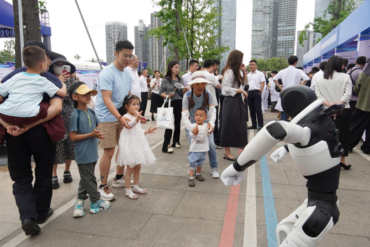 走进城市公共空间,2026年成渝地区双城经济圈职业教育活动周吸引市民纷纷打卡
