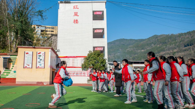 闯关打卡、楼顶球场、师生共练,巴中校园体育百花齐放