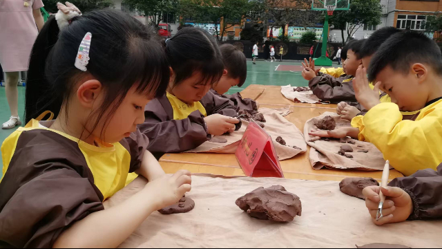 富顺县代寺镇中心小学校:玩转泥巴 以泥塑人