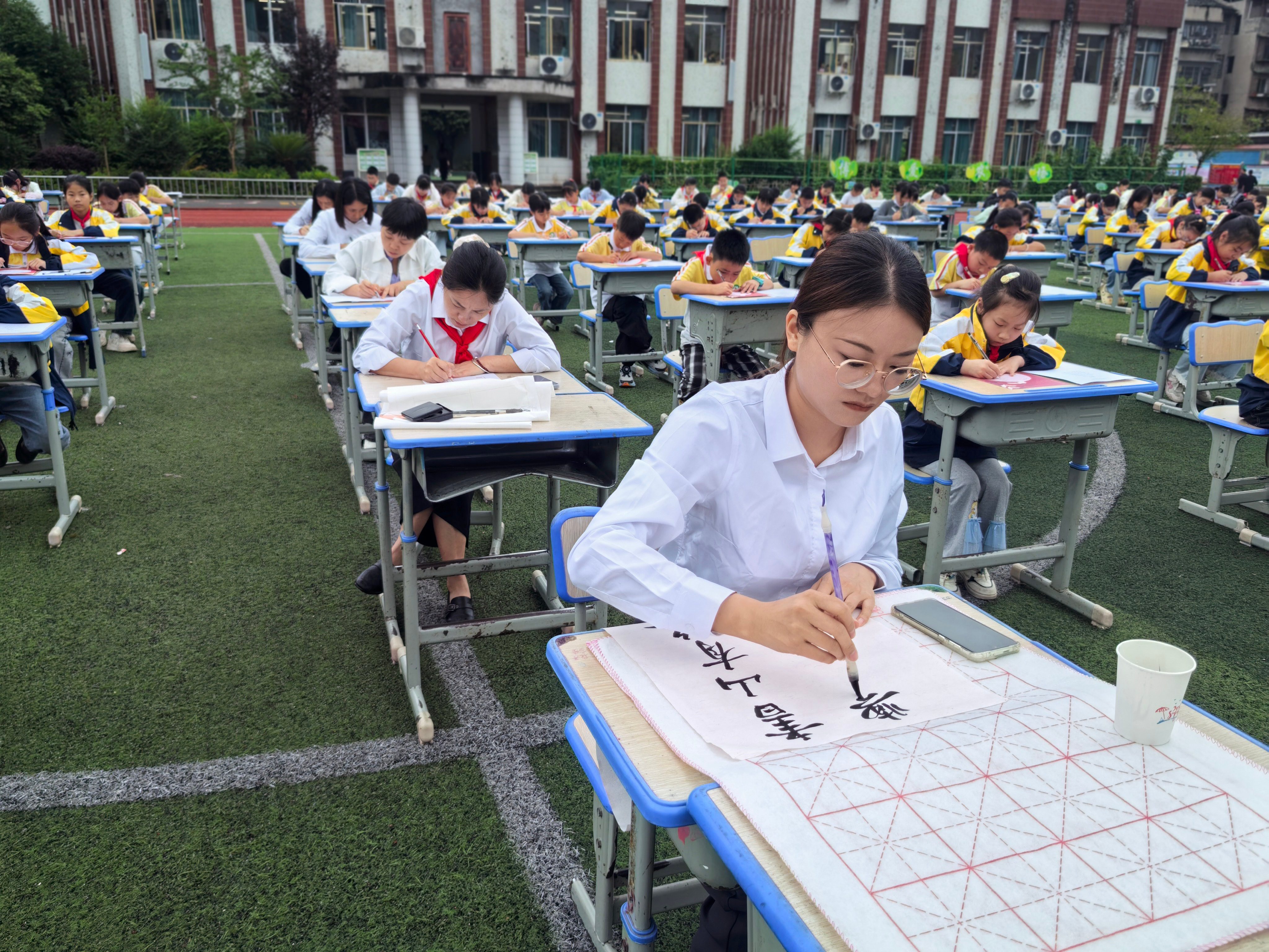 广安市前锋小学校:执笔书壮志