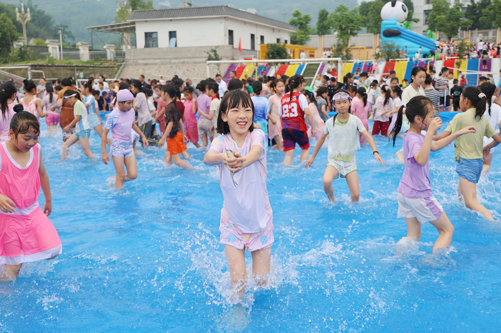 长宁县淯江小学:摸鱼泼水庆“六一”