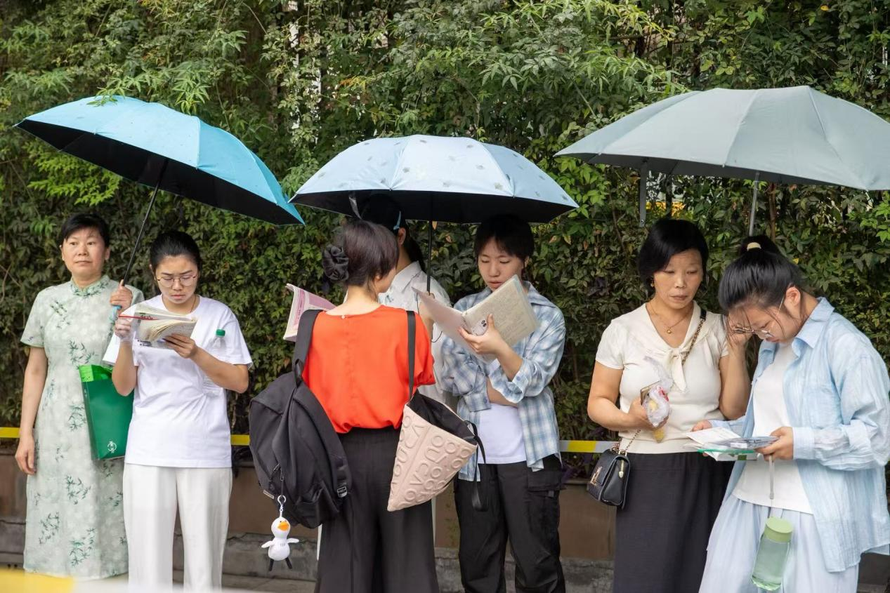 图片直击 | 2026高考首日:雨中送考,逐梦前行