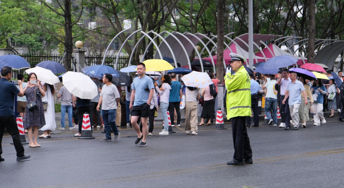 2026高考直击 | 18分钟极速护航,成都交警用心用情做好高考服务保障