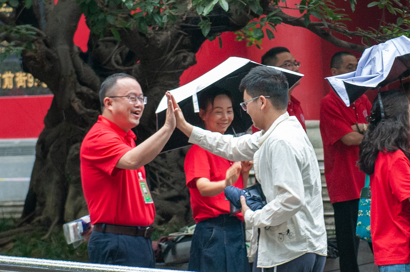 2026高考直击 | 考场外的温暖!老师以拥抱、击掌为考生加油