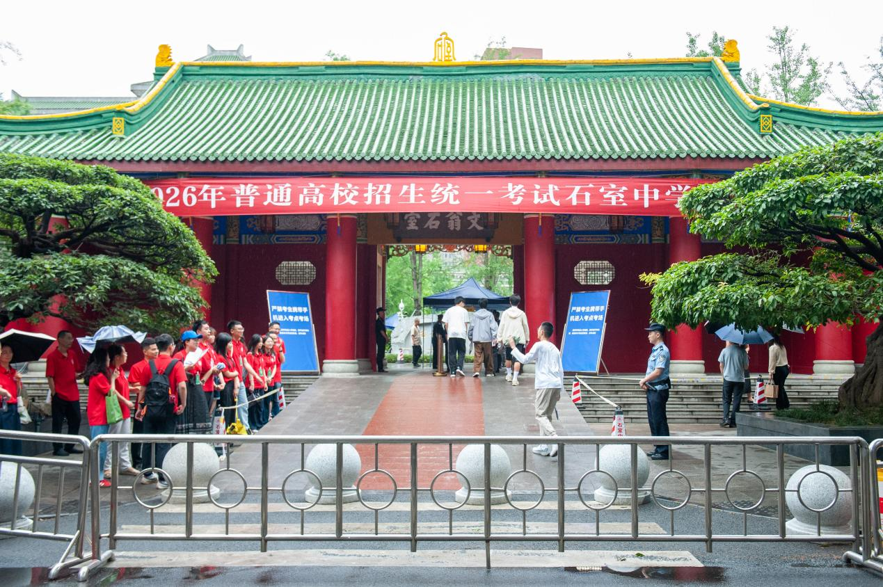 2026高考直击 | 青春接力护高考,“长大后我就成了你”