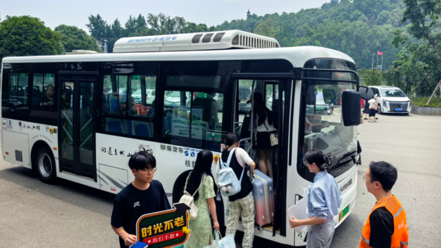 暖心专车进校园  护航毕业生逐梦