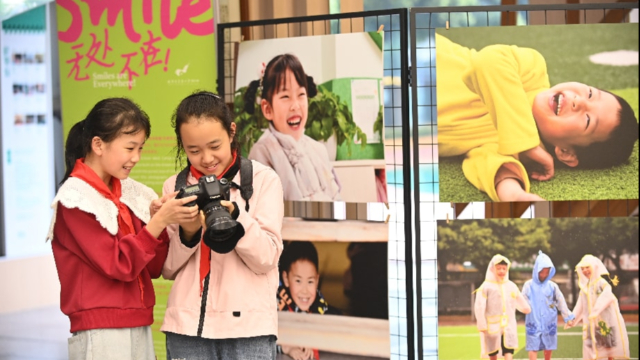 笑容里的“成长课”,成都市草堂小学西区分校举办“Smile,无处不在”摄影展