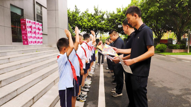 广汉市金雁小学:少年军校拥军行 鱼水情深庆“八一”