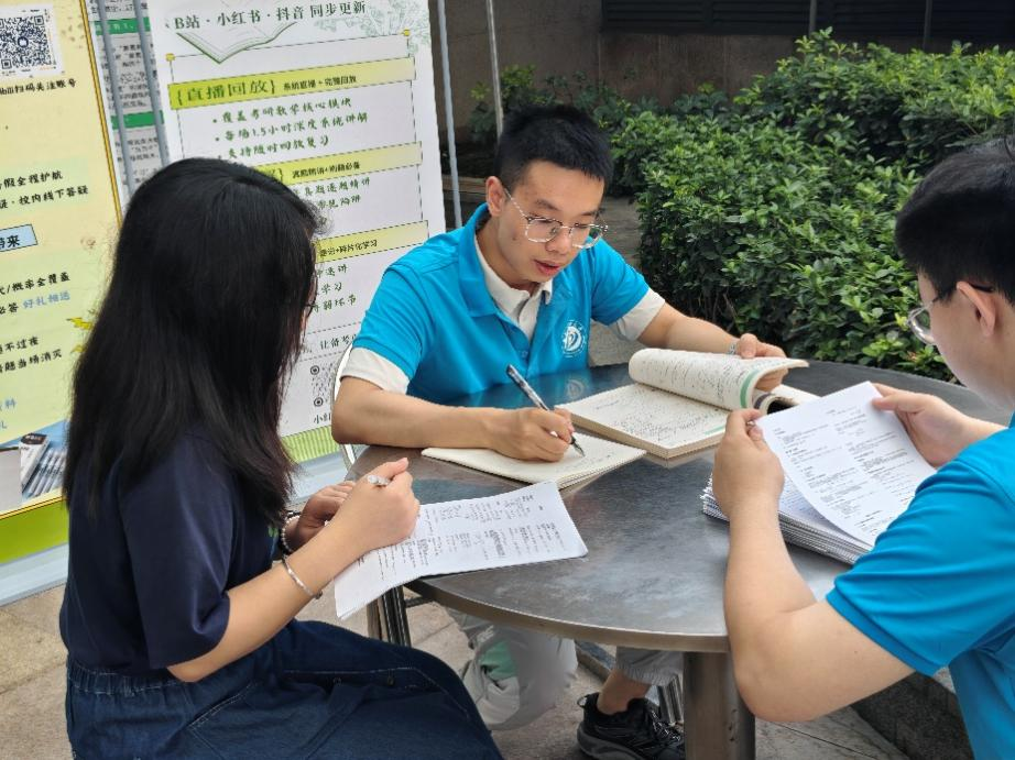 西南石油大学研途有“理”社会实践队:发挥专业优势 开展助学服务