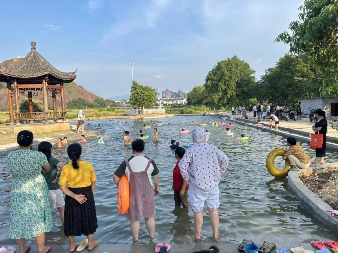 夏季防溺水多地“主动出击” 少年掌握求生技能“泳”往直前