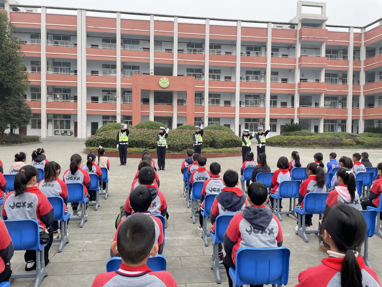 井研县研城小学：“三个一”助力交通安全教育