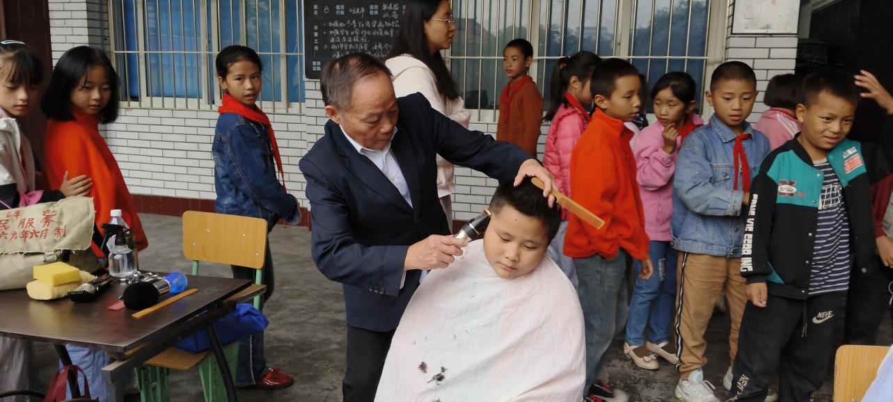 省劳模走进夹江县界牌小学